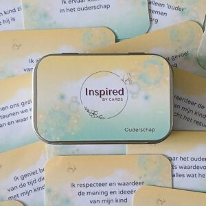 Een overzicht van meerdere affirmatiekaarten voor ouders met Nederlandse tekst. De affirmatiekaartjes hebben een pastelkleurig ontwerp. De positieve affirmaties zijn afkomstig uit een metalen doosje dat de opdruk heeft van More2Inspire.