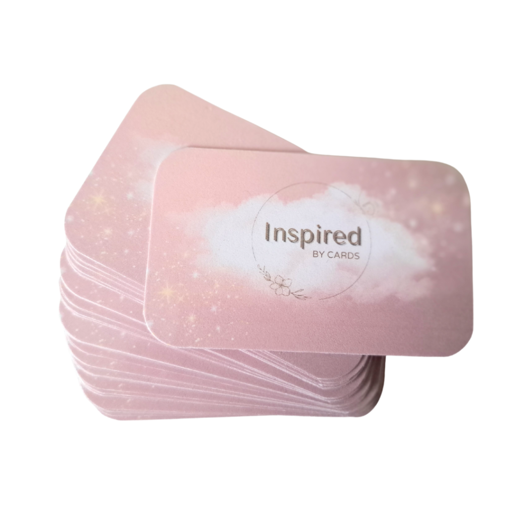 Een stapel affirmatiekaartjes met een roze en paarse achtergrond met op de voorgrond een affirmatiekaart met de tekst Inspired by Cards van het merk More2Inspire.