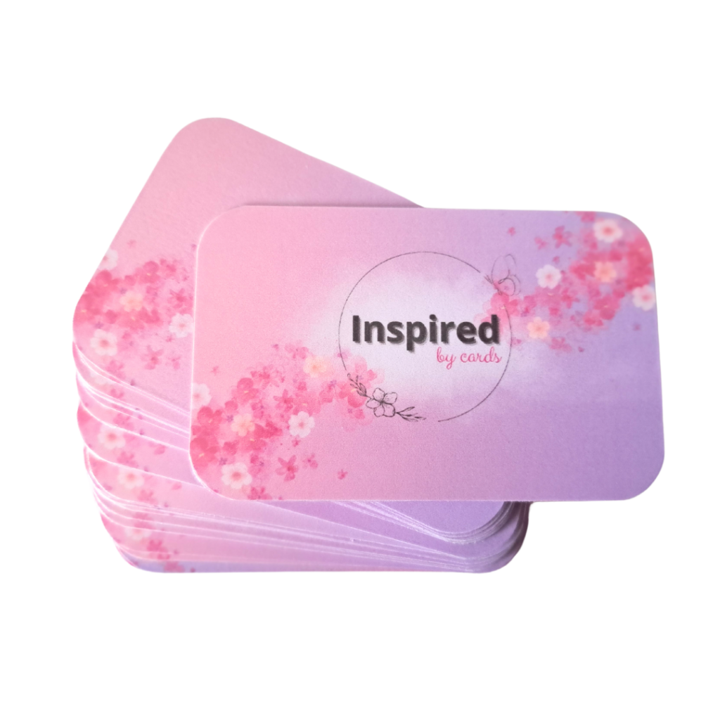 Een stapel bedankkaartjes van More2Inspire. De kaarten met bedankjes hebben afgeronde hoeken en een paars met roze kleur. Op de bovenste kaart is de tekst "Inspired by Cards" zichtbaar.
