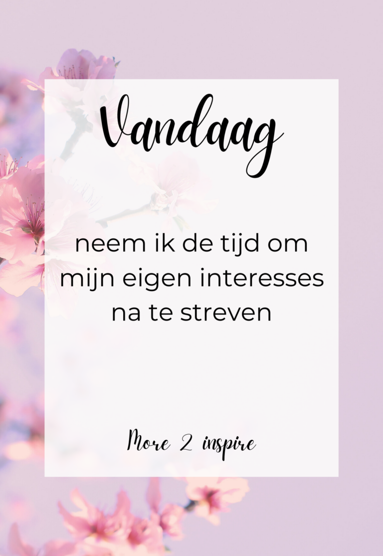 Inspirerende quote, dagelijkse affirmaties over het nastreven van eigen interesses, op een achtergrond met pastelkleurige bloemen.