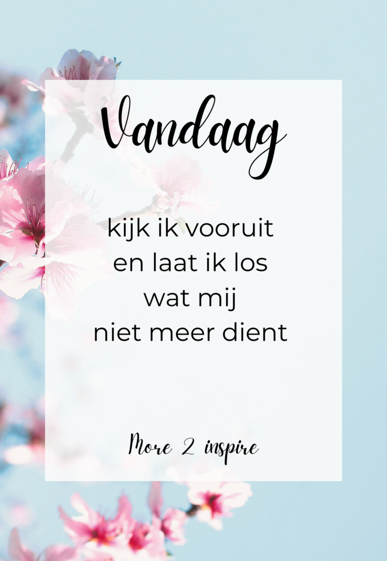 Inspirerende quote, dagelijkse affirmaties over vooruitkijken en loslaten van wat niet meer dient, op een achtergrond met roze bloemen en een lichtblauwe lucht.