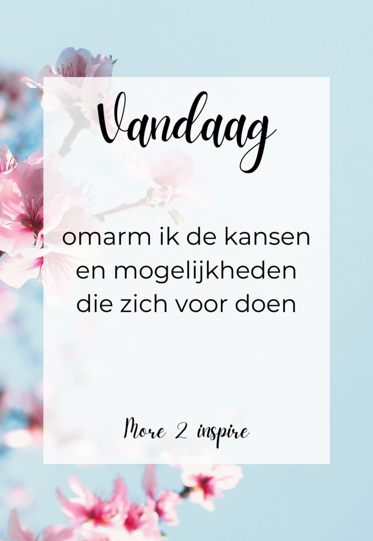 Inspirerende quote, dagelijkse affirmaties over het omarmen van kansen en mogelijkheden op een achtergrond met bloeiende bloemen.