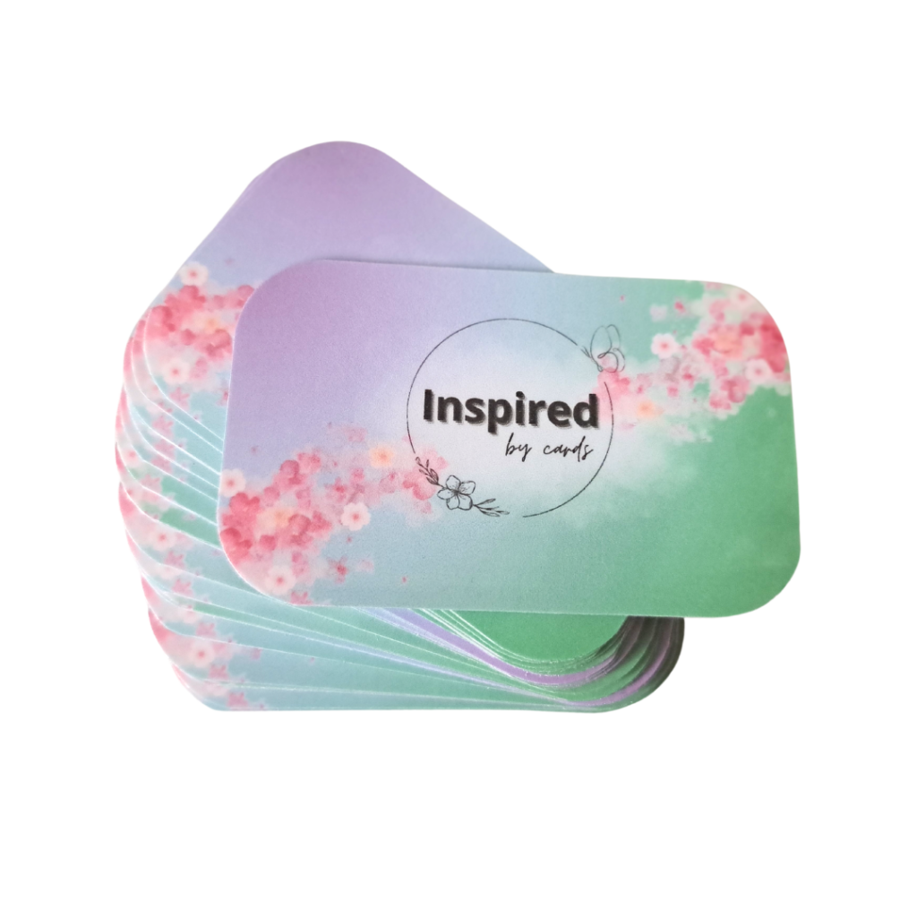 Set van inspirerende vraagkaartjes met pastelkleuren en bloemenpatronen, met bovenop tekst 'inspire by cards'.