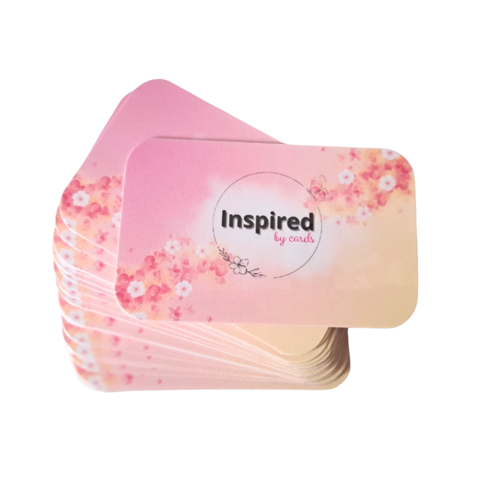 Een stapel complimentkaarten met een bloesemontwerp en afgeronde hoeken. De bovenste kaart heeft de tekst Inspired by Cards en komt uit een kaartenset van More2Inspire. De kaarten zijn bedoeld als manier om waardering over te brengen en daardoor geschikt als cadeau.