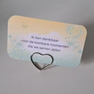 Een affirmatiekaart gericht op positief opvoeden. De affirmatiekaart voor ouders en is geplaats in een klein hartvormig houdertje en staat zodoende recht overeind. De affirmatiekaart ouderschap heeft afgeronde hoeken en een pastelkleurig ontwerp in het groen en geel. Op het affirmatiekaartje staat een positieve affirmatie in het Nederlands.