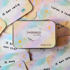 Een verzameling affirmatiekaarten voor kinderen met pastelkleuren en sterren. Op de voorgrond een metalen blikje met de tekst Ïnspired by Cards van More2Inspire.